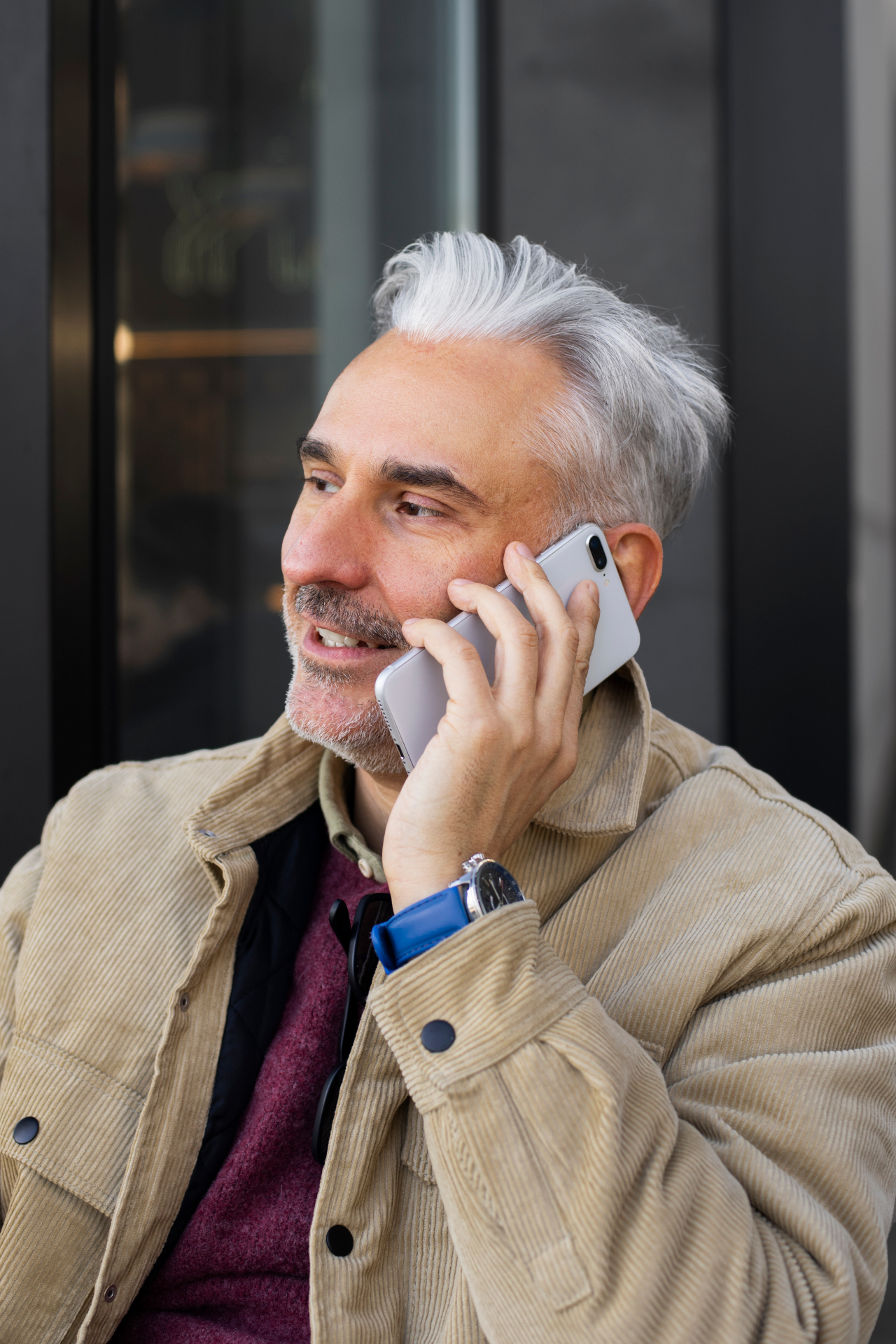 Asesor de Epicare conversando por teléfono con un cliente