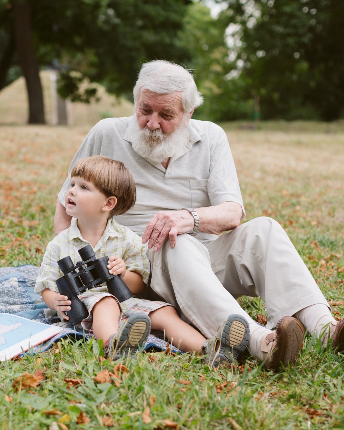 Abuelo hispano compartiendo un momento con su nieto en el parque